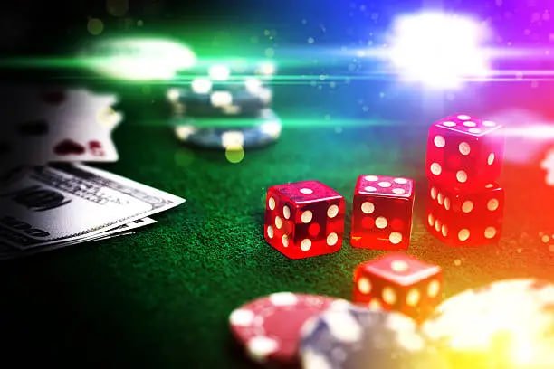 Pengguna membaca jadwal esports di ponsel